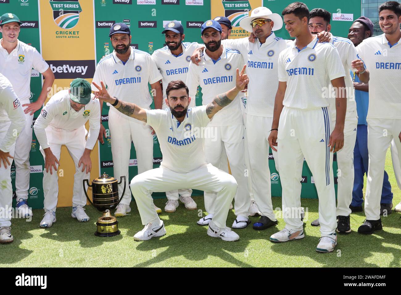 KAPSTADT, SÜDAFRIKA - 4. JANUAR: Virat Kohli aus Indien feiert am 2. Tag des 2. Testspiels zwischen Südafrika und Indien am Newlands Cricket Ground am 4. Januar 2024 in Kapstadt, Südafrika. Foto: Shaun Roy/Alamy Live News Stockfoto