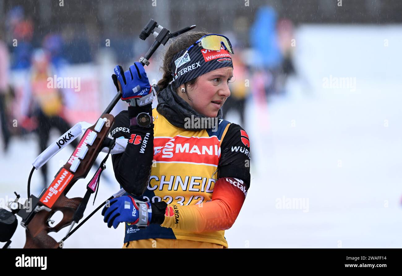 Oberhof, Deutschland. Januar 2024. Sophia Schneider aus Deutschland trainiert auf dem Schießstand vor der Biathlon-Weltmeisterschaft in der Lotto Thüringen Arena am Rennsteig. Der Frauensprint über 7,5 Kilometer findet am 5. Januar statt. Quelle: Martin Schutt/dpa/Alamy Live News Stockfoto