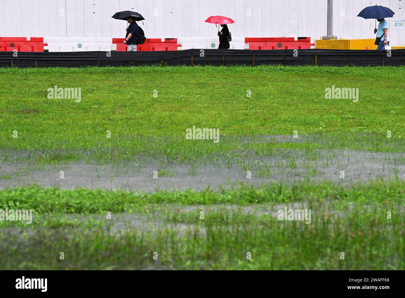 Singapur. Januar 2024. Menschen mit Regenschirmen gehen im Regen in Singapur, 4. Januar 2024. Quelle: Dann Chih Wey/Xinhua/Alamy Live News Stockfoto