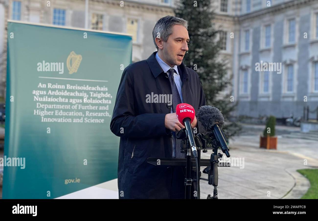 Der Minister für weitere und höhere Bildung Simon Harris sagte vor den Medien in den Regierungsgebäuden in Dublin, dass eine bessere Kommunikation der Behörden einen Brand in einem ehemaligen Pub im Osten Dublins am Silvesterabend nicht verhindert hätte. Er sagte, es habe einen besorgniserregenden Trend gegeben, dass leerstehende Gebäude durch Brände in Irland beschädigt würden. Bilddatum: Donnerstag, 4. Januar 2024. Stockfoto