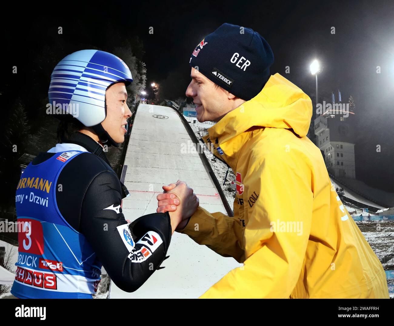 Bischofshofen, Österreich, 04.Januar 2024: 72.internationale Vierschanzentournee, Skispringen, Herren, Weltcup, 4hills! Achtung Fotomontage! Hier im Bild der führenden in der Vierschanzentournee Wertung KOBAYASHI Ryoyu (JPN) (li.) mit WELLINGER Andreas (DE) (re.) dem zweiplazierten, die sich gegenseitig gratulieren, Beglückwünschen, aber wer ist der Sieger am Ende ?, alles noch offen, offenes Rennen, Spannung, knappe Entscheidung um den Titel, im Hintergrund die Paul Ausserleitner Schanze in Bischofshofen Stockfoto