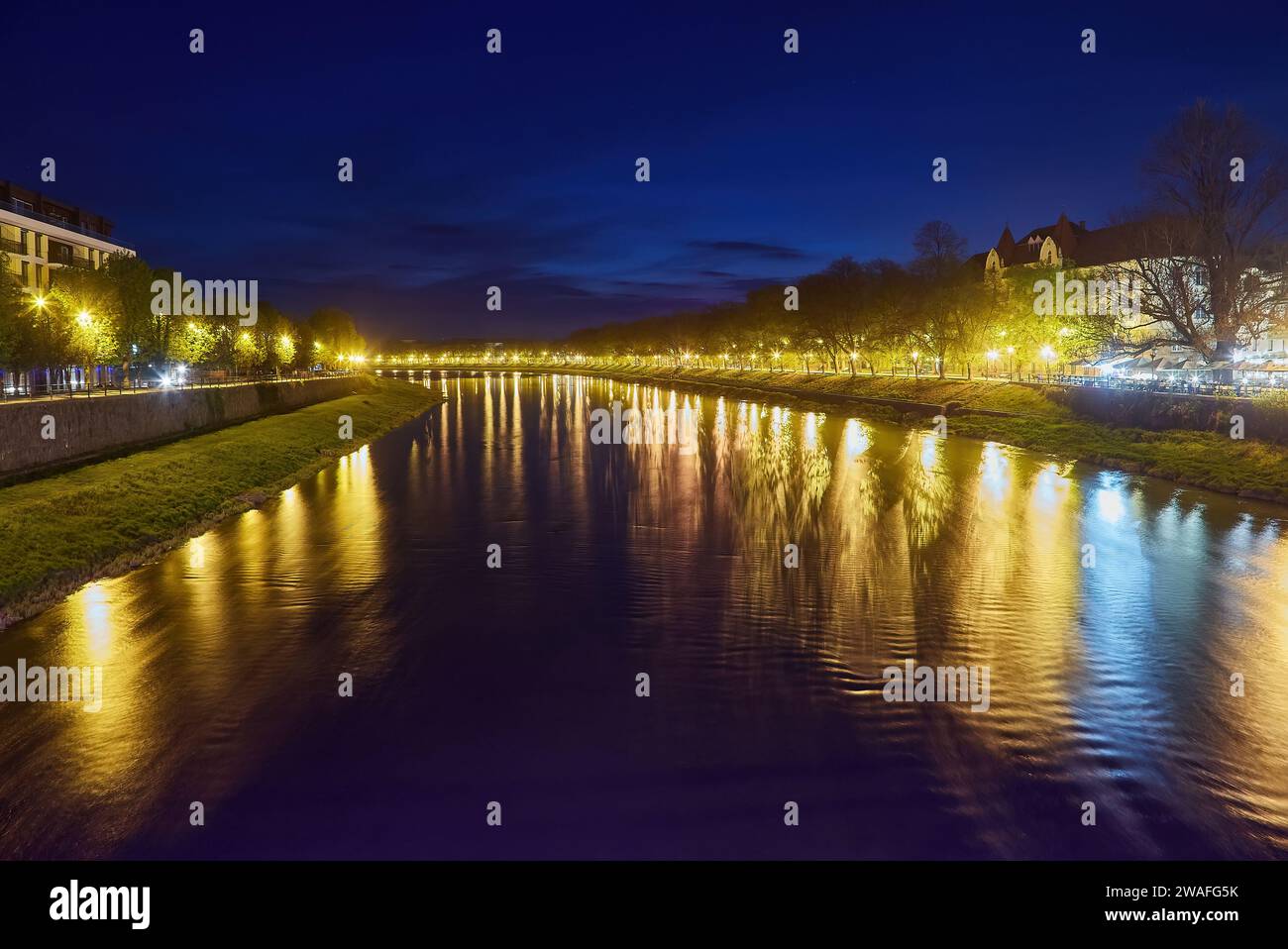 Fluss Uzh und Drama-Theater am Abend, Uzhgorod, Ukraine Stockfoto