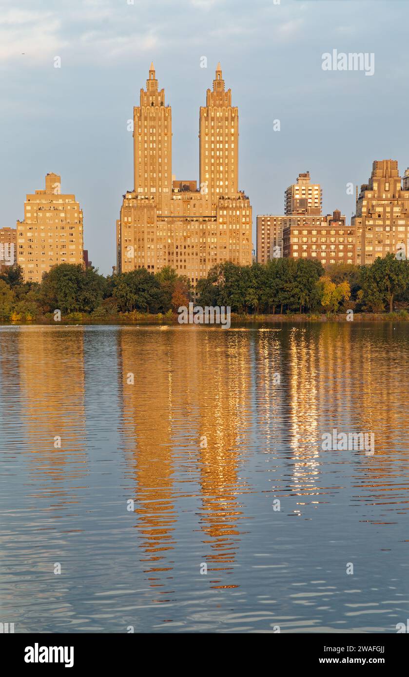 Die Wahrzeichen der Eldorado-Türme dominieren die Skyline am frühen Morgen, die sich im Jacqueline Kennedy Onassis Reservoir im Central Park von NYC widerspiegelt. Stockfoto