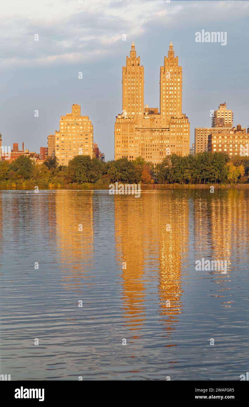 Die Wahrzeichen der Eldorado-Türme dominieren die Skyline am frühen Morgen, die sich im Jacqueline Kennedy Onassis Reservoir im Central Park von NYC widerspiegelt. Stockfoto