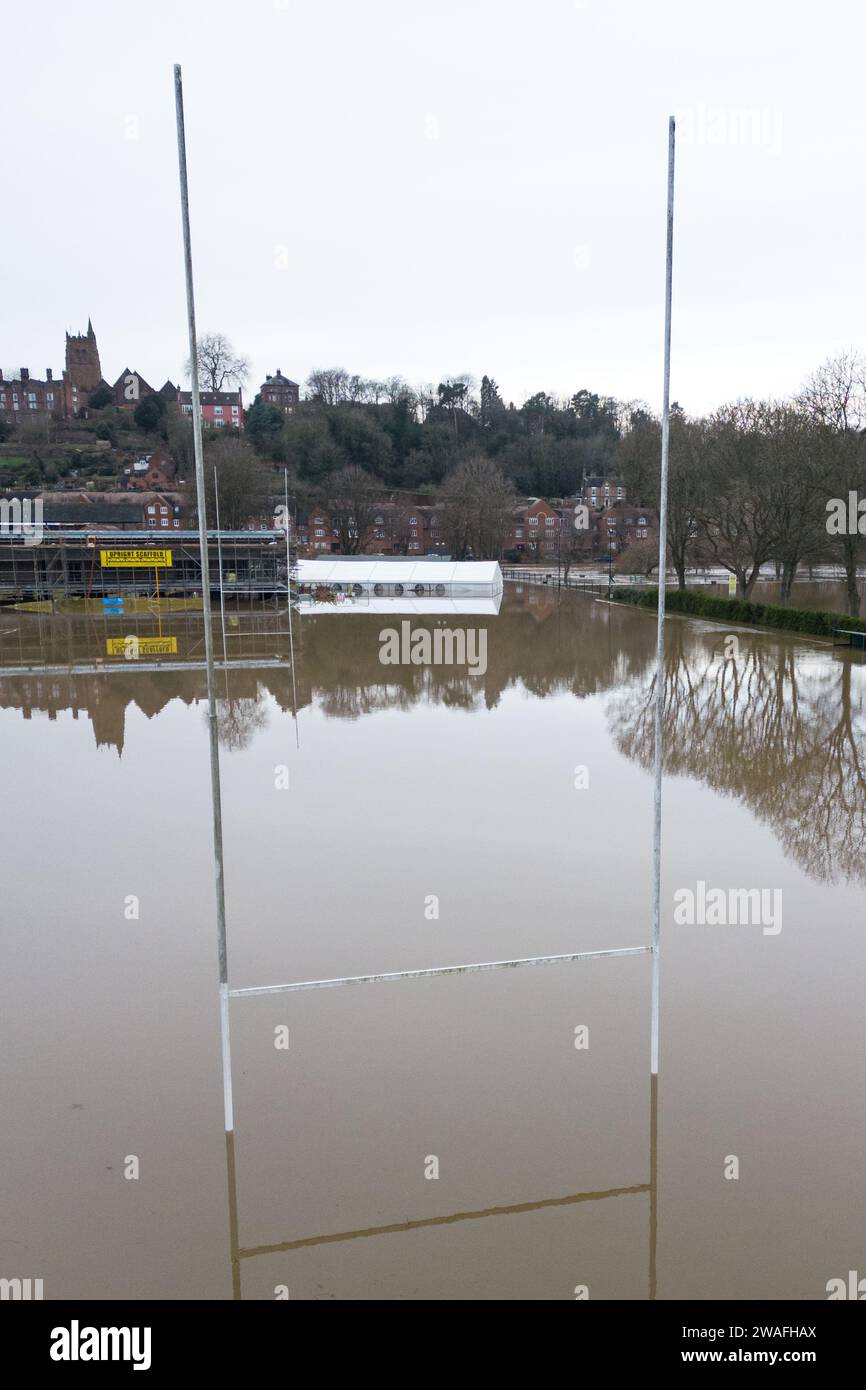 Bridgnorth, Shropshire, 4. Januar 2024 – die Überschwemmungen des Sturms Henk betreffen weiterhin Gebiete entlang des Severn. Bridgnorth sah auch verheerende Überschwemmungen mit Rugbyplätzen unter mehreren Fuß und Wasser auf die Reifen eines amerikanischen Muscle Car. Am Freitagmorgen wird erwartet, dass die Flusshöhe sehr nahe an Rekordhöhen liegt. Quelle: Stop Press Media/Alamy Live News Stockfoto