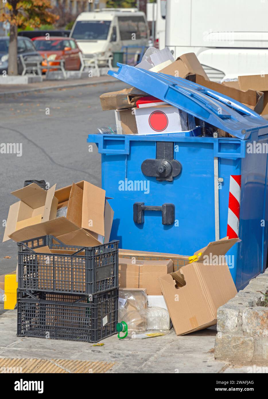 Überlaufender Müllmüll in der Straße in Kavala, Griechenland Stockfoto