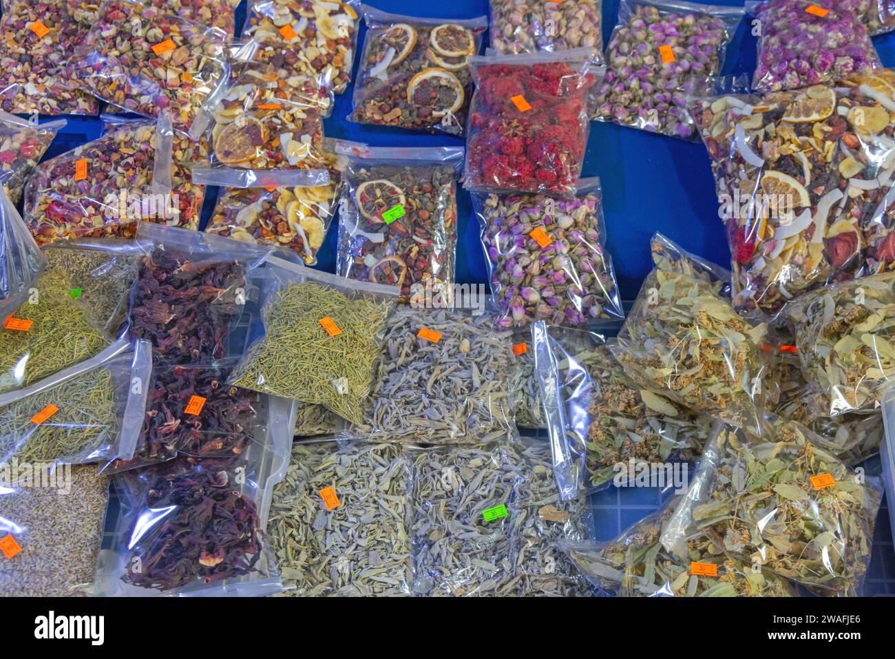 Loser Tee mit Früchten und Kräuterblättern in Taschen auf dem Markt Stockfoto