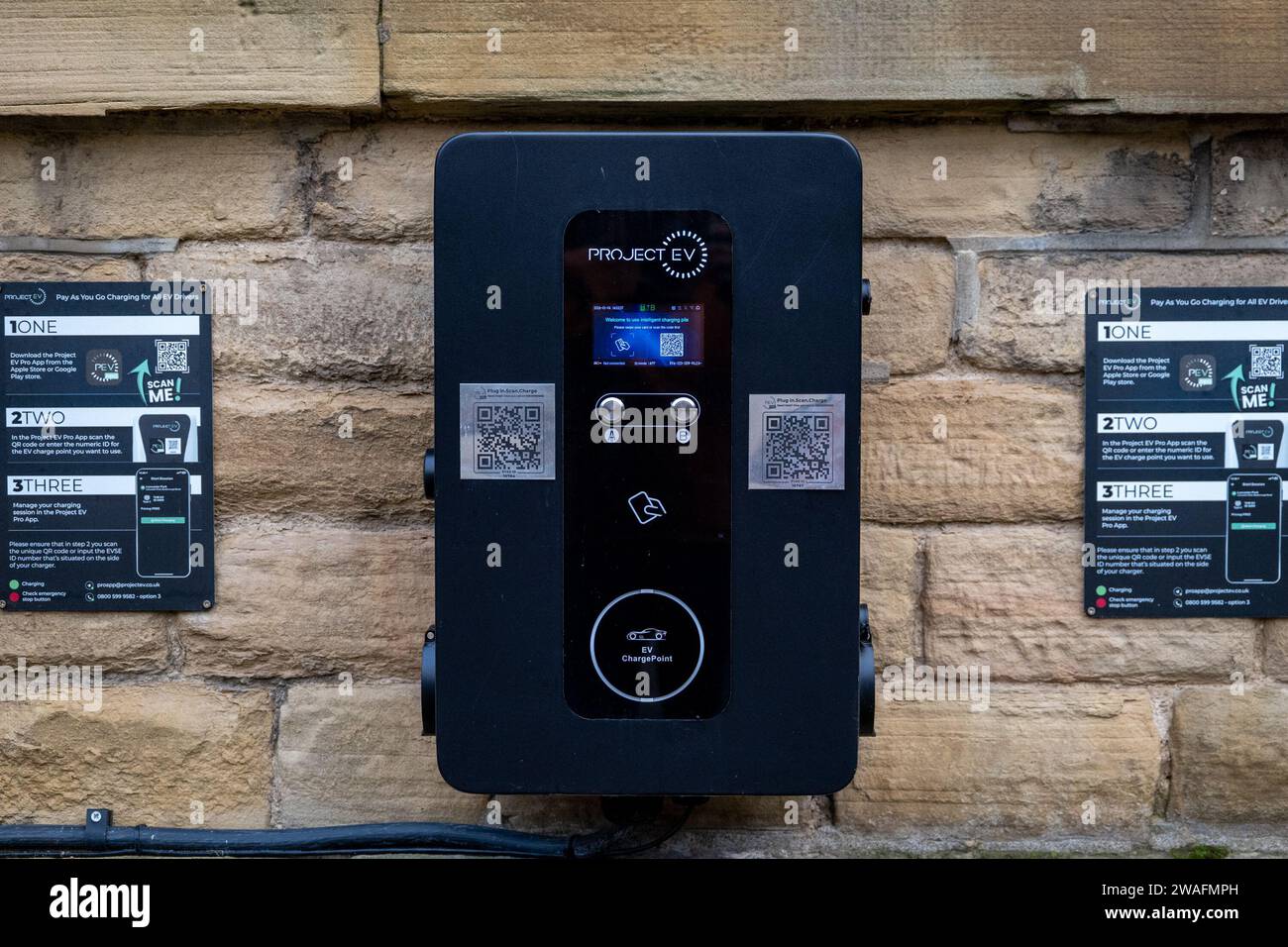 Wandmontierte Ladegeräte für Elektrofahrzeuge von ProjectEV bei Salts Mill. EV-Infrastruktur zum Laden von Elektrofahrzeugen. Stockfoto