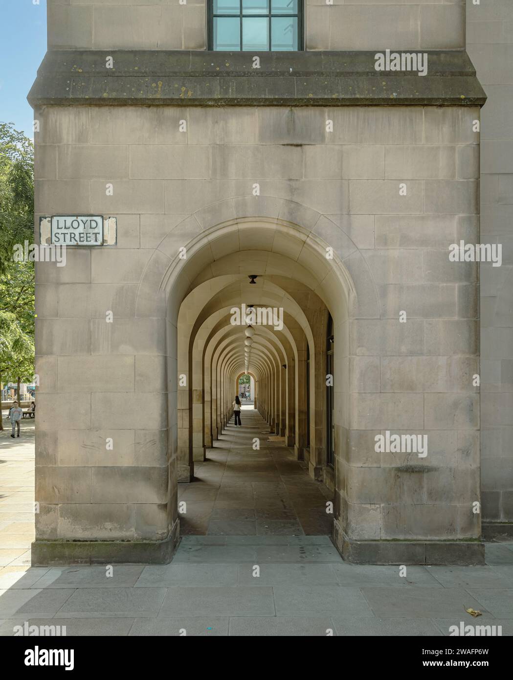 Der lange bogenförmige Durchgang am Rathaus von Manchester ist ein bemerkenswertes architektonisches Merkmal, das Funktionalität und Ästhetik miteinander verbindet. Stockfoto