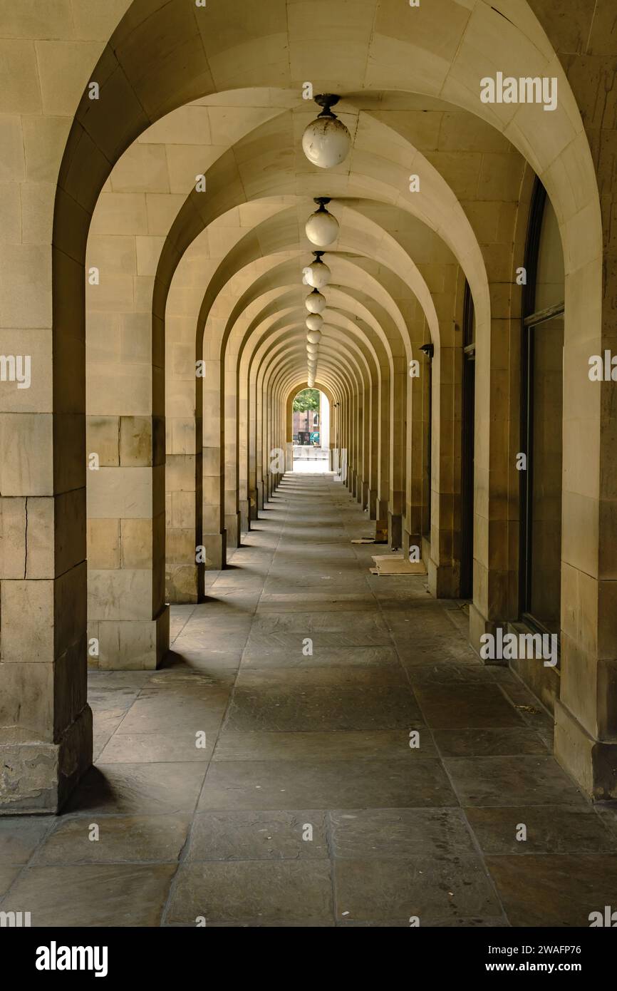 Der lange bogenförmige Durchgang am Rathaus von Manchester ist ein bemerkenswertes architektonisches Merkmal, das Funktionalität und Ästhetik miteinander verbindet. Stockfoto