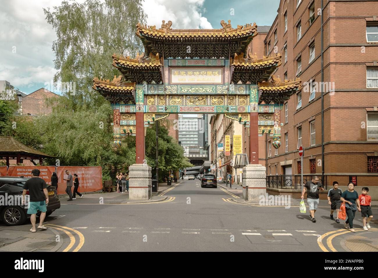 Ein offizielles Geschenk aus Peking dieser große kaiserliche Bogengang ist das Tor zu Manchesters Chinatown und der einzige seiner Art in Europa. Stockfoto