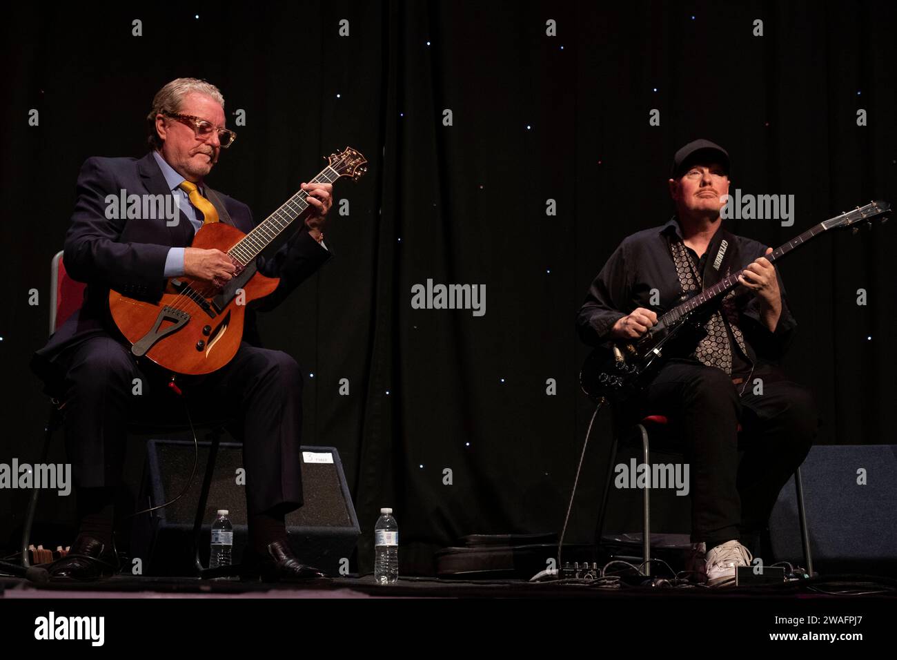 Martin Taylor und Ulf Wakenius spielen live Gitarre beim Scarborough Jazz Festival 2022 Stockfoto