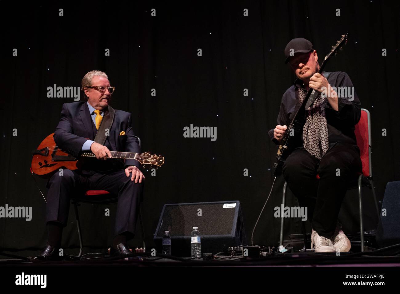 Martin Taylor und Ulf Wakenius spielen live Gitarre beim Scarborough Jazz Festival 2022 Stockfoto