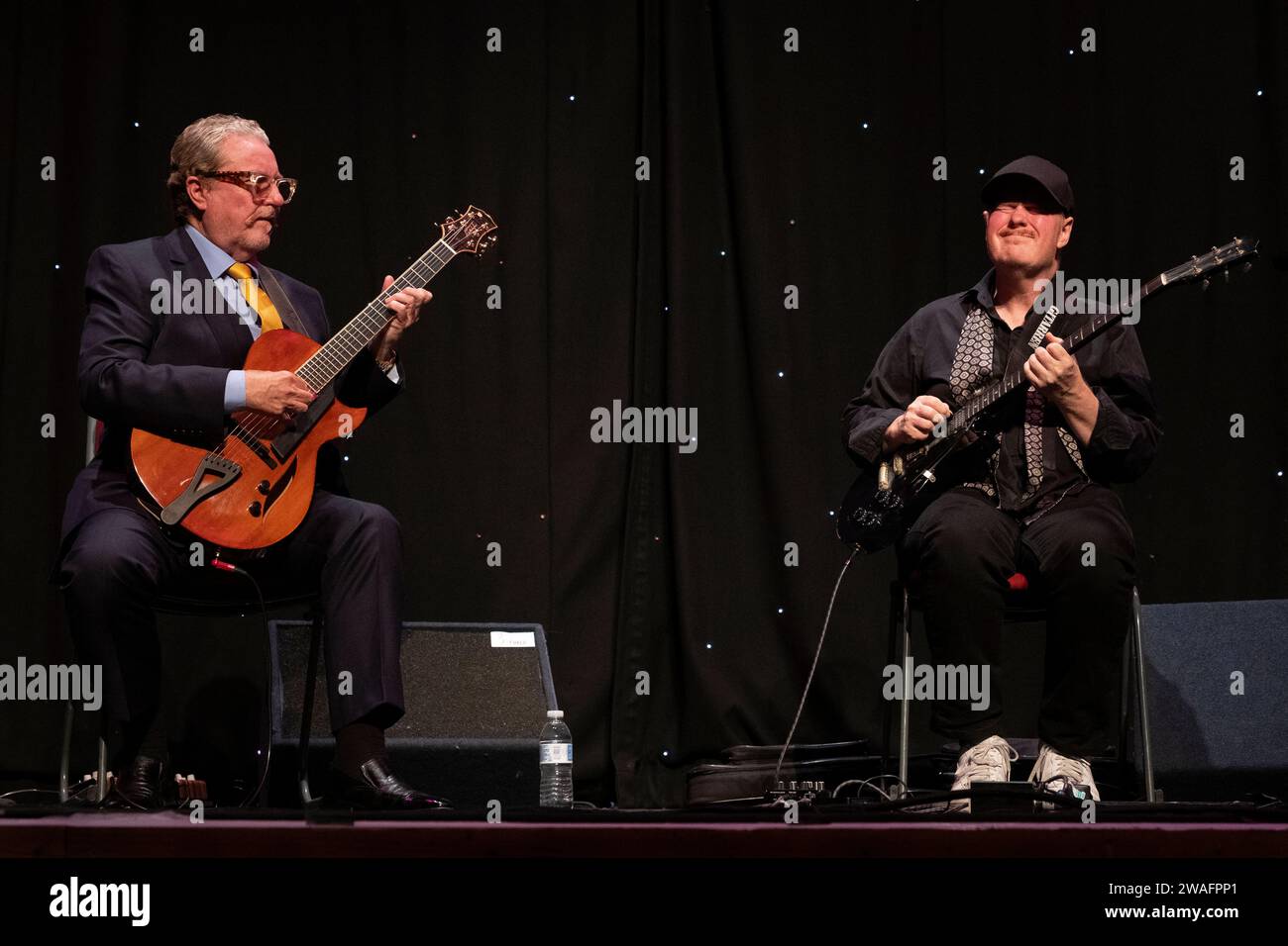 Martin Taylor und Ulf Wakenius spielen live Gitarre beim Scarborough Jazz Festival 2022 Stockfoto