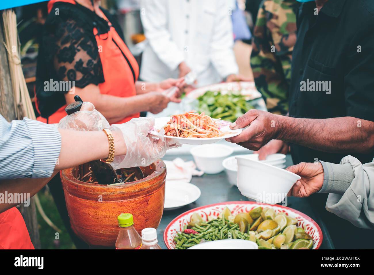 Freiwillige Spenden von Nahrungsmitteln an Menschen in einer Gesellschaft, die Nahrung benötigen: Das Konzept der Nahrungsmittelhilfe. Stockfoto