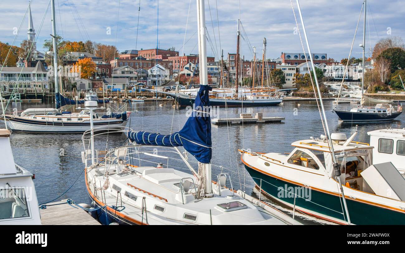New England Harbor: Yachten, Fischerboote und Segelschiffe versammeln sich an einem Oktobernachmittag in Camden, Maine. Stockfoto