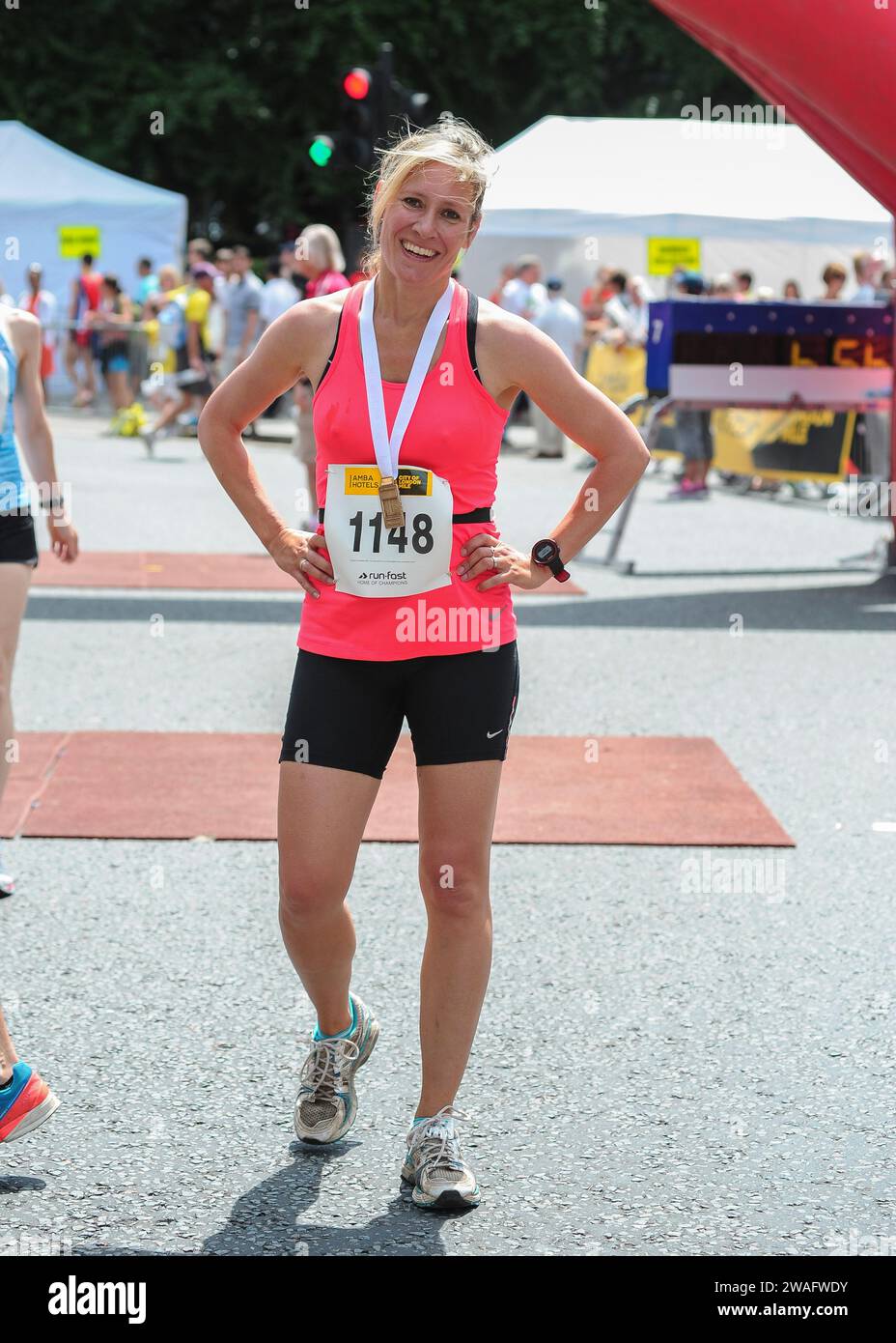 Sophie Jane Raworth Journalistin, Nachrichtensprecherin und Fernsehmoderatorin erhält ihre Medaillen, nachdem sie am Vitality Westminster Halbmarathon in London, Großbritannien, teilgenommen hatte Stockfoto