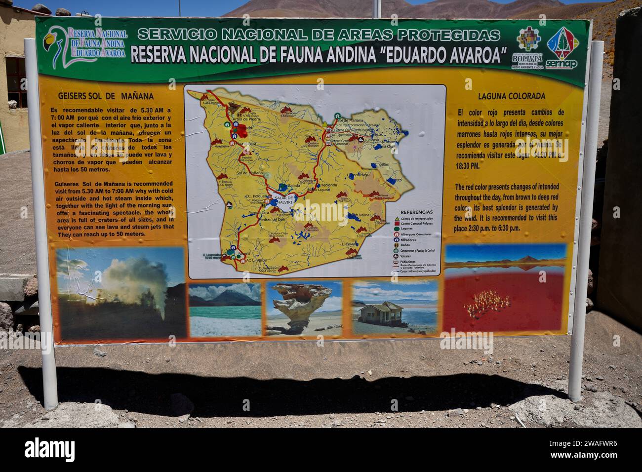 Touristeninformation Schild über die Rote Lagune. Laguna Colorada, Bolivien. Oktober 2023. Stockfoto