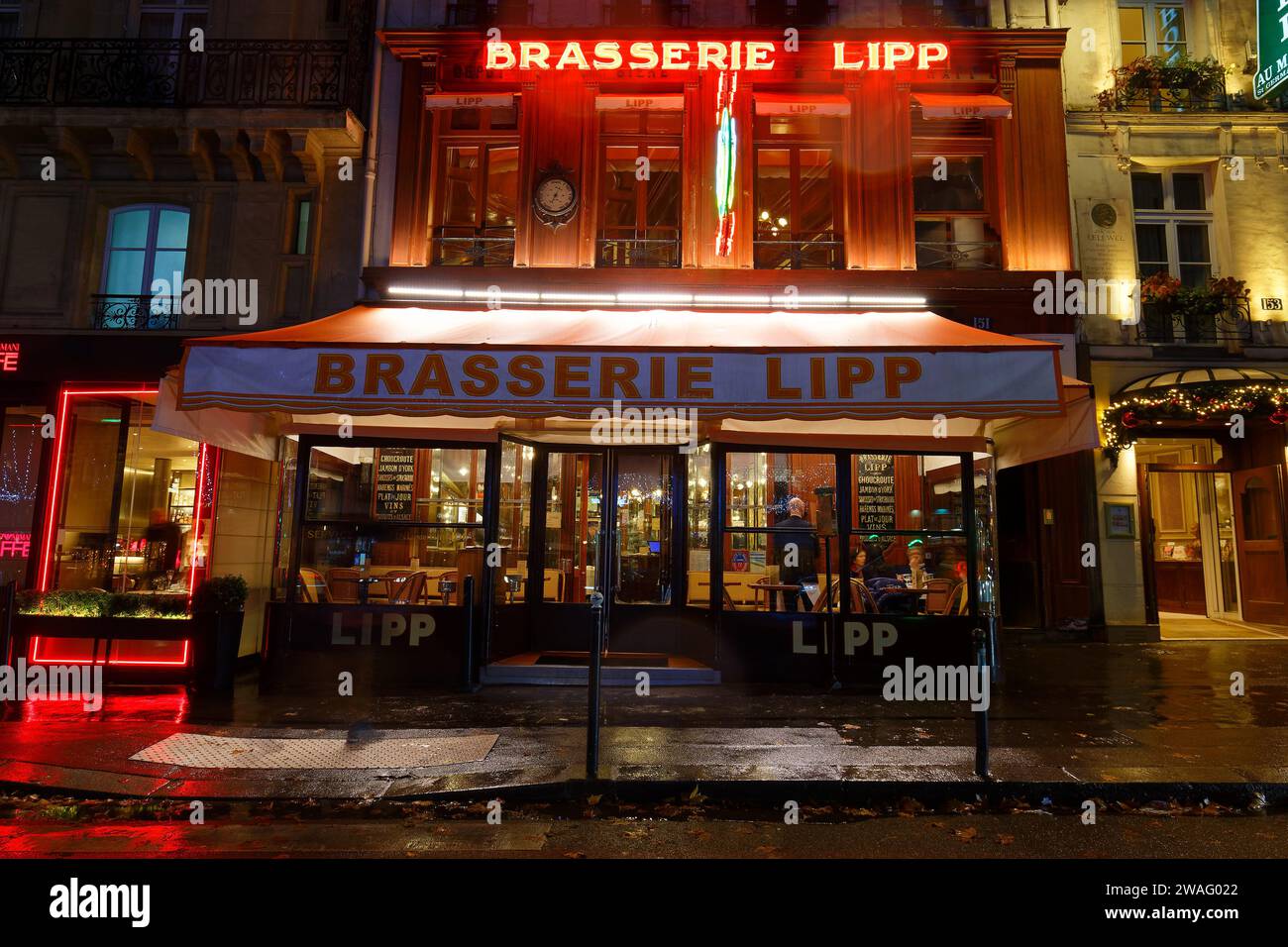 paris, Frankreich-Dezember 31 , 2023 : die Brasserie Lipp ist ein berühmtes Etablissement am Boulevard Saint Germain Stockfoto
