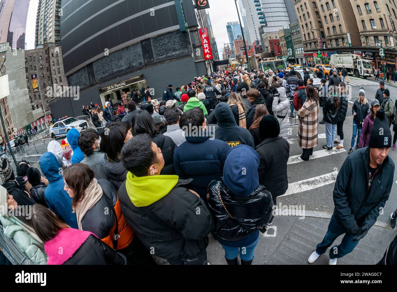 Tausende von Besuchern an den Polizeibarrikaden warten am Sonntag, dem 31. Dezember 2023, auf den Times Square in New York. Nachdem die Polizei den Zutritt erlaubt hat, warten die Enthüllenden Stunden bis zum Neujahr. (© Richard B. Levine) Stockfoto