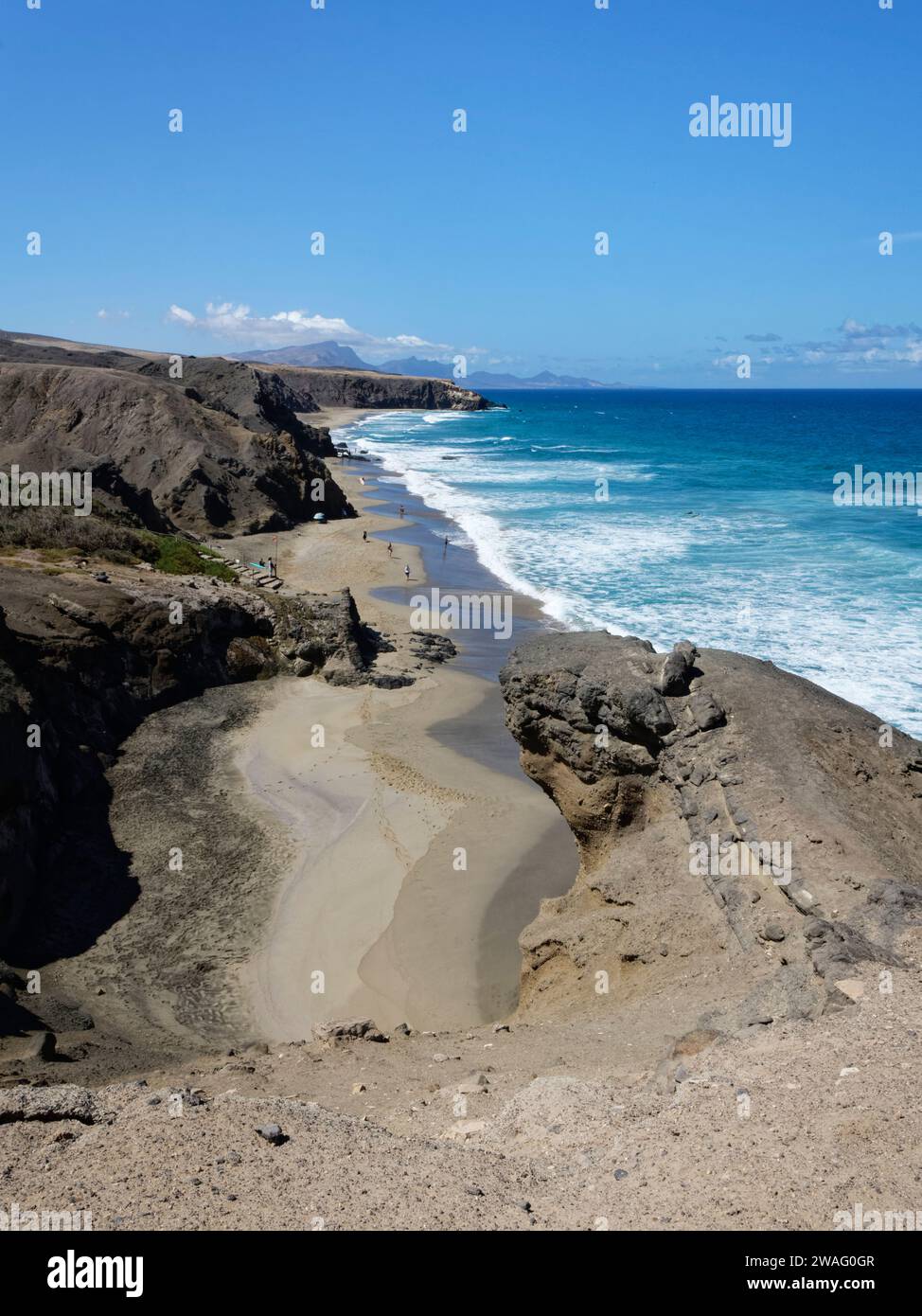 Überblick über Playa del Viejo Rey (Strand des alten Königs) und die zerklüftete vulkanische Felsküste, La Pared, Fuerteventura, Kanarische Inseln, September 2023. Stockfoto