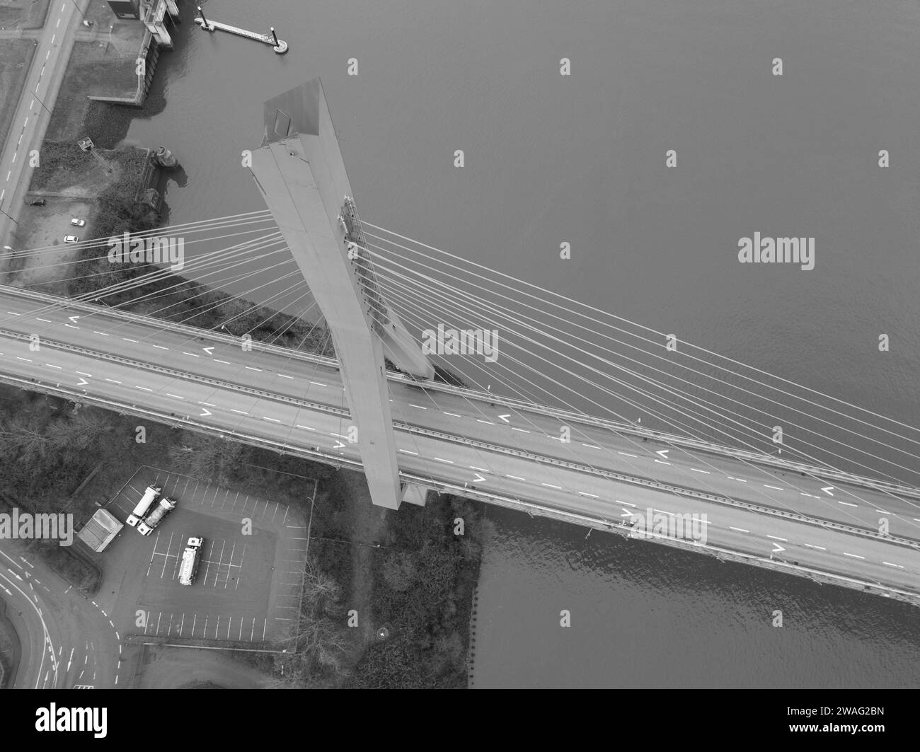 Hamburg, 30. Dezember 2023: Kohlbrandbrücke über die Elbe im Hamburger Hafen. Sie ist die zweitlängste Straßenbrücke in der Stadt Stockfoto