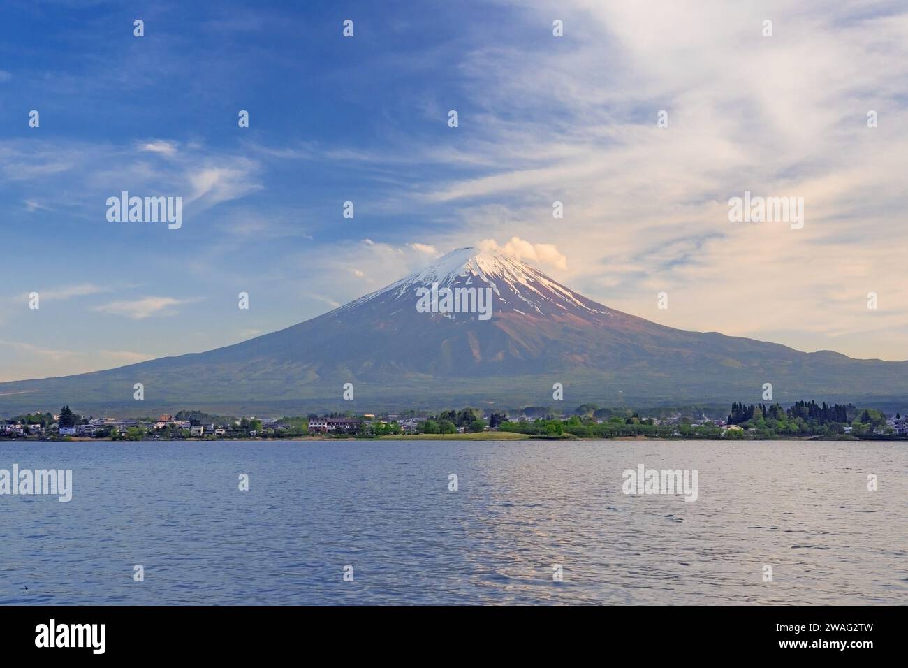 Fuji im Frühjahr, aktiver Stratovulkan mit Vulkankegel vom Shōji-See auf der japanischen Insel Honshū, Präfektur Yamanashi, Japan Stockfoto
