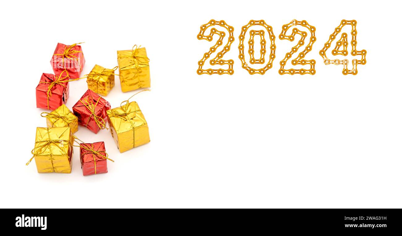 Geschenk mit goldenen und roten Würfeln und Happy New Year 2024 aus goldenen Kettengliedern Stockfoto
