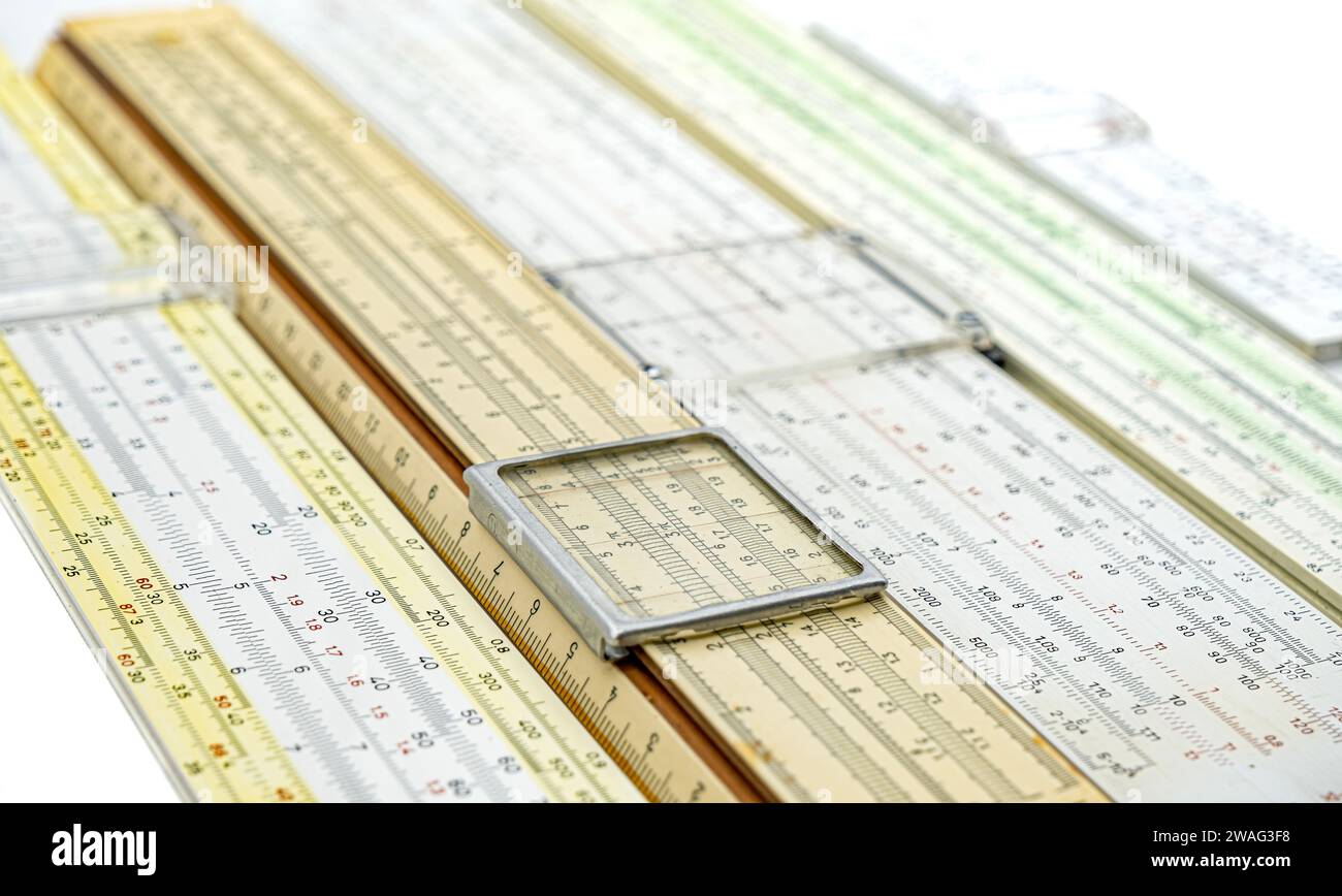 Gruppe alter Gleitstab-Analogrechner für mathematische Berechnungen Stockfoto