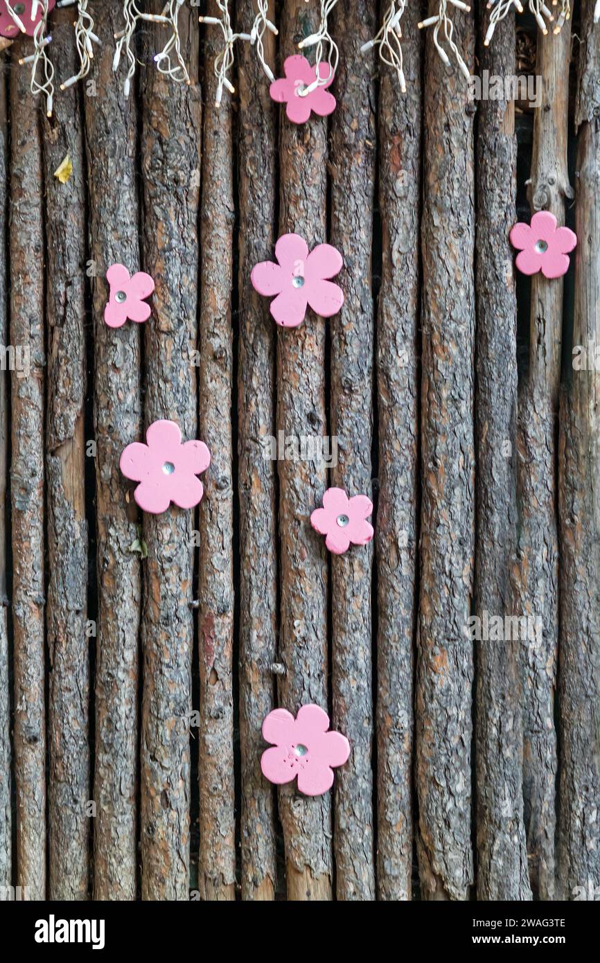 Baumstämme mit dekorativen Blumen Hintergrund in der Natur Stockfoto