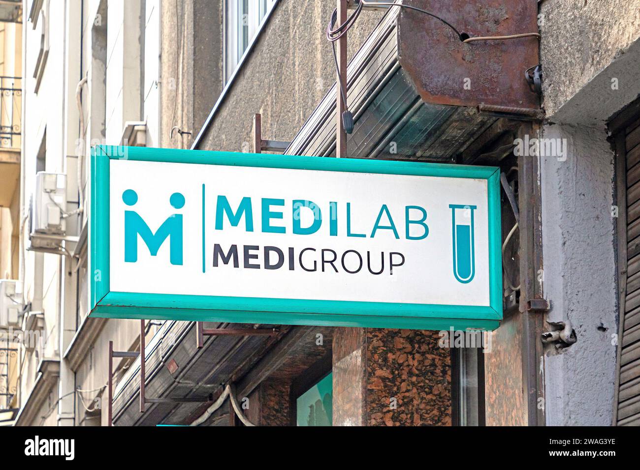 Belgrad, Serbien - 08. Oktober 2023: Beliebte Privatklinik Medilab Eingangsschild am Fassadengebäude in Belgrader Hauptstadt Serbien Stockfoto