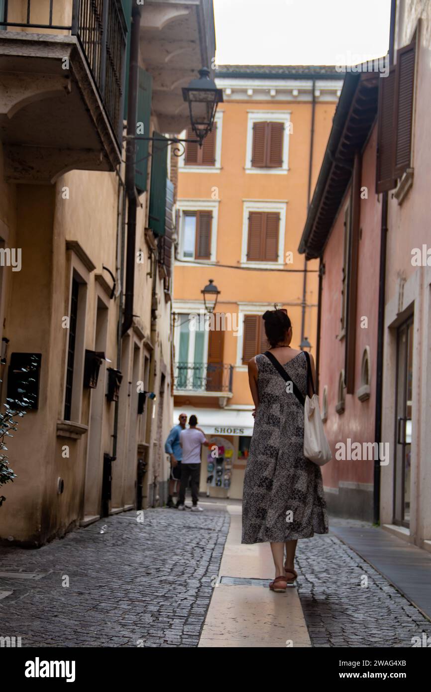 Straßen von Verona (Veneto) Stadt in Italien, viele historische Gebäude und alte Architektur, Straßen voller Touristen Stockfoto