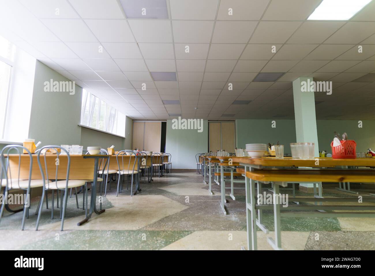 Cafeteria, Speisesaal in einer Universität, Café mit Tischen und Stühlen, Thekenbar Hotel. Stockfoto