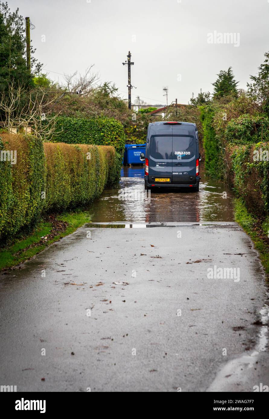 Amazon Lieferwagen fährt durch Überschwemmungen in Worcestershire, Januar 2024 Stockfoto