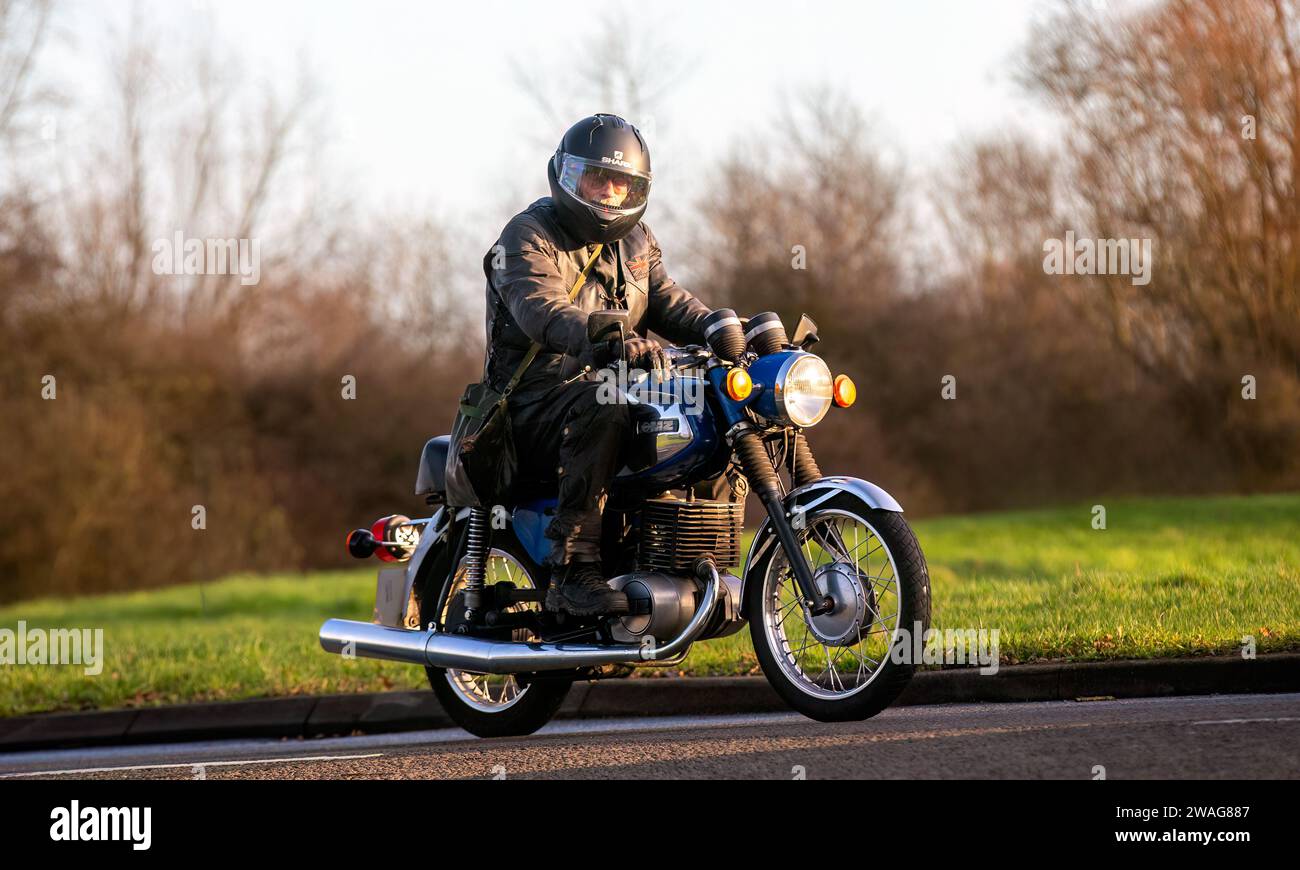 Stony Stratford, Großbritannien, 1. Januar 2024. 1981 MZ TS250 1 Motorrad kommt bei Stony Stratford zum jährlichen festi für Oldtimer und Oldtimer zum Neujahrstag an Stockfoto