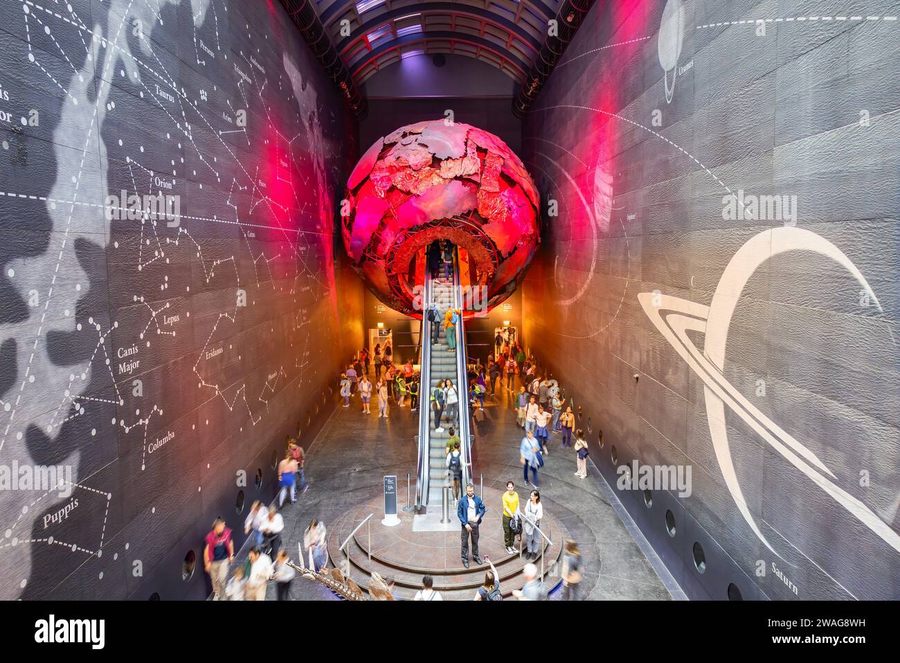 London, Großbritannien - 19. Mai 2023: The Entrance to the Earth Galeries im Natural History Museum of London, Vereinigtes Königreich. Menschen können wegen ihrer Bewegung verschwommen sein Stockfoto