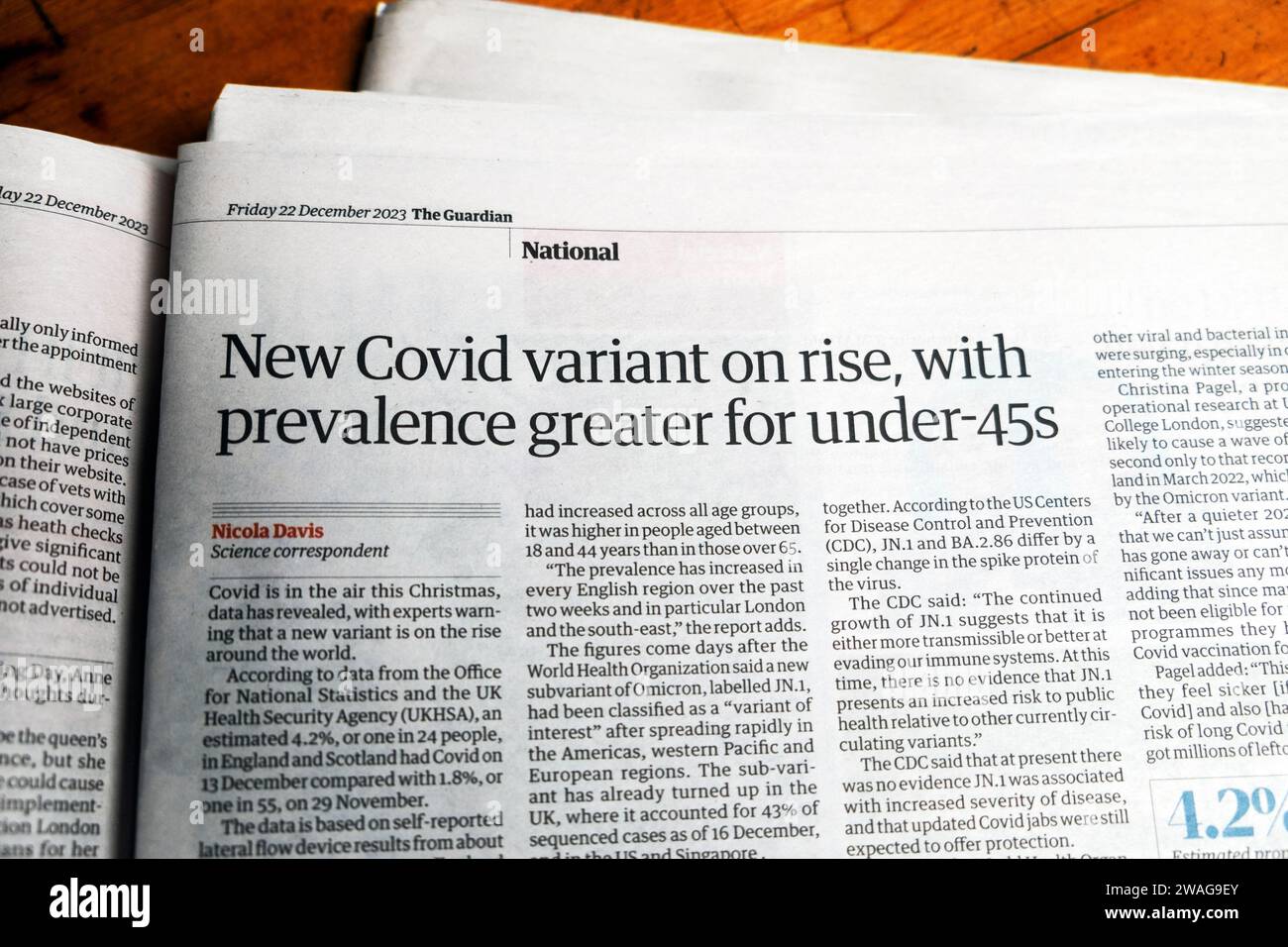 „Neue COVID-Variante auf dem Vormarsch, mit größerer Prävalenz für unter 45-Jährige“ Guardian-Zeitung übertitelt JN.1 Virus Health artikel 22 Dezember 2023 London UK Stockfoto