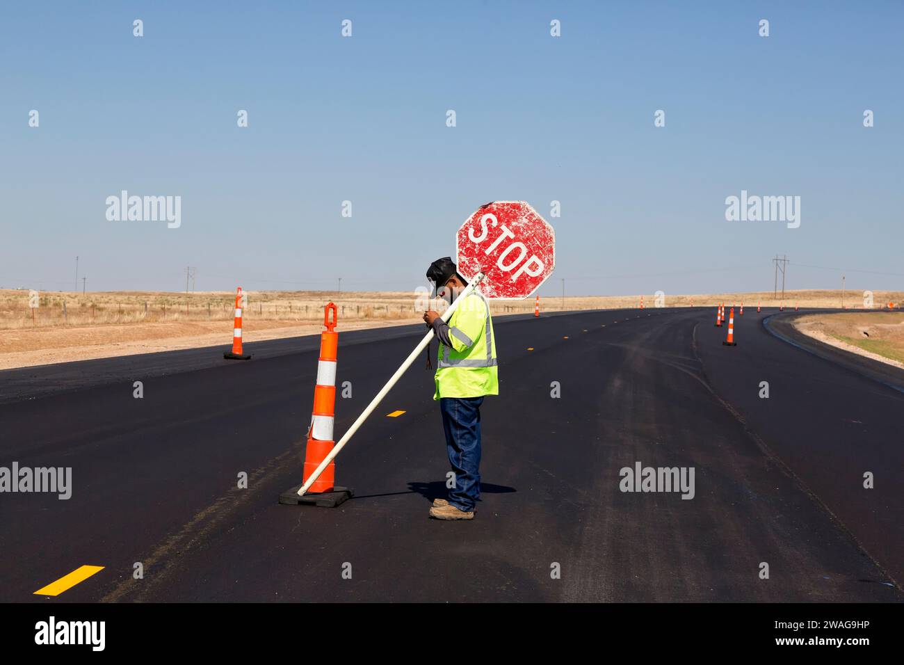 Verkehrskontrolleur kommuniziert, Stoppschild, frisch gepflasterte Autobahn, Mittellinie ausgewiesen, I-70 Stafford/WaKeeney, Trego County, Kansas. Stockfoto