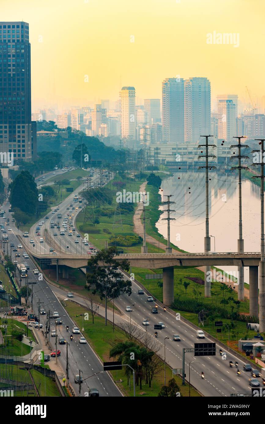 Verkehr auf der Avenue Marginal Pinheiros und der Skyline der Stadt bei Sonnenuntergang, Sao Paulo, Brasilien Stockfoto