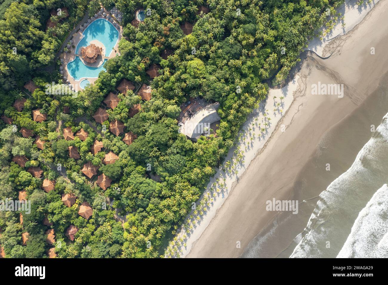 Tropische Resortvillen neben dem Ozean Strand mit Blick auf die Drohne Stockfoto