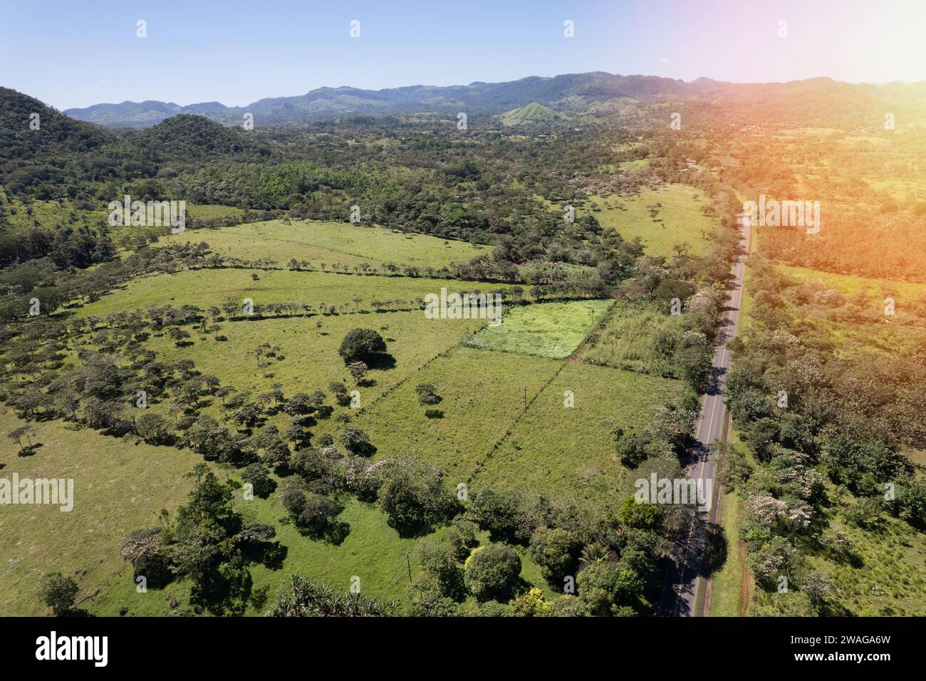 Wunderschöne grüne Landschaft mit Hügeln und Blick auf die Drohne Stockfoto