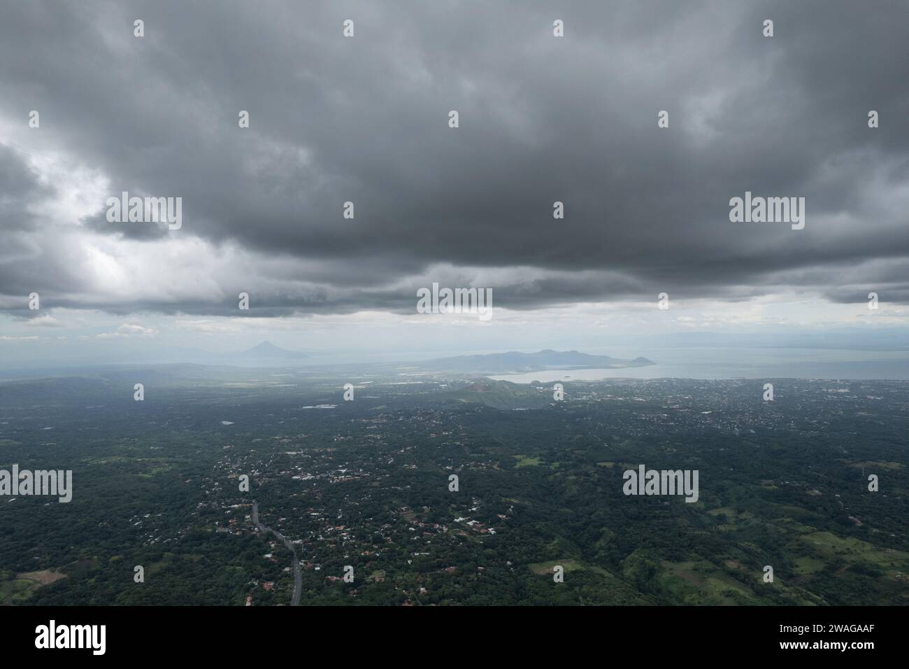 Landschaft mittelamerikas unter Regenwolken aus der Vogelperspektive Stockfoto