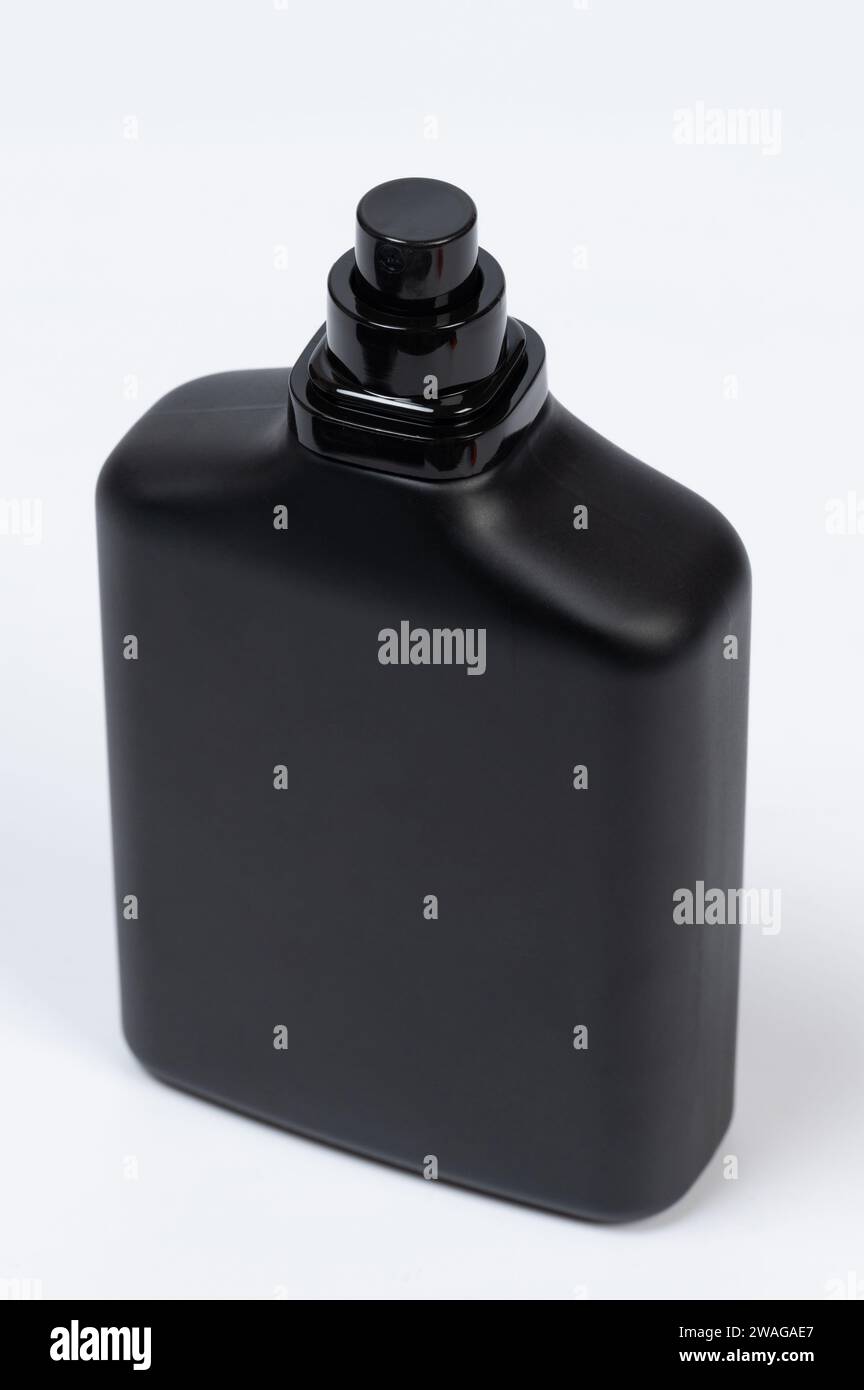 Offene schwarze Parfümflasche perspektivische Ansicht isoliert auf Studiohintergrund Stockfoto