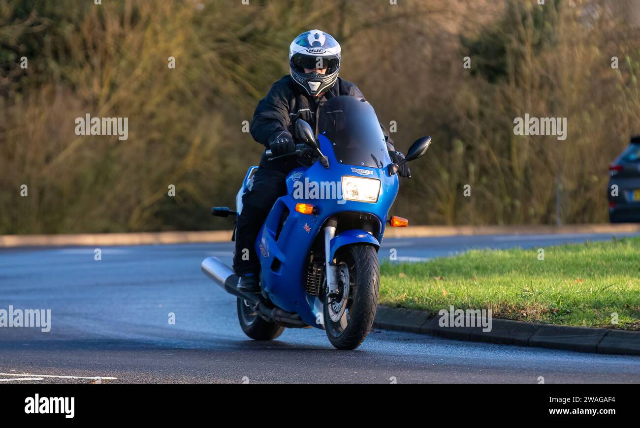 Stony Stratford, Großbritannien, 1. Januar 2024. Das blaue Triumph Trophy-Motorrad aus dem Jahr 1994 kommt in Stony Stratford zum jährlichen Neujahrstag-Oldtimer und Klassiker an Stockfoto