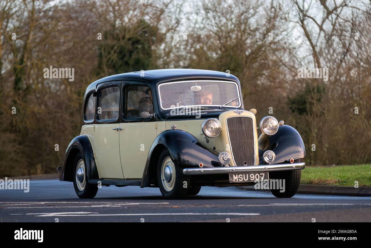 Stony Stratford, Großbritannien 1. Januar 2024,1938 Oldtimer aus Austin Ankunft in Stony Stratford zum jährlichen Neujahrstag Oldtimer- und Oldtimerfestival. Stockfoto