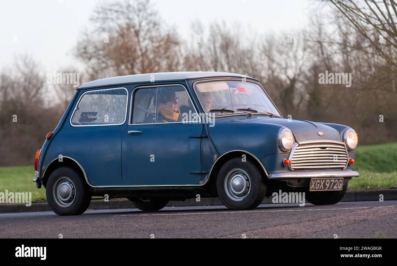 Stony Stratford, Großbritannien, 1. Januar 2024. 1968 blauer Mini Cooper Car kommt zum jährlichen Neujahrsfest für Oldtimer und Oldtimer in Stony Stratford an Stockfoto