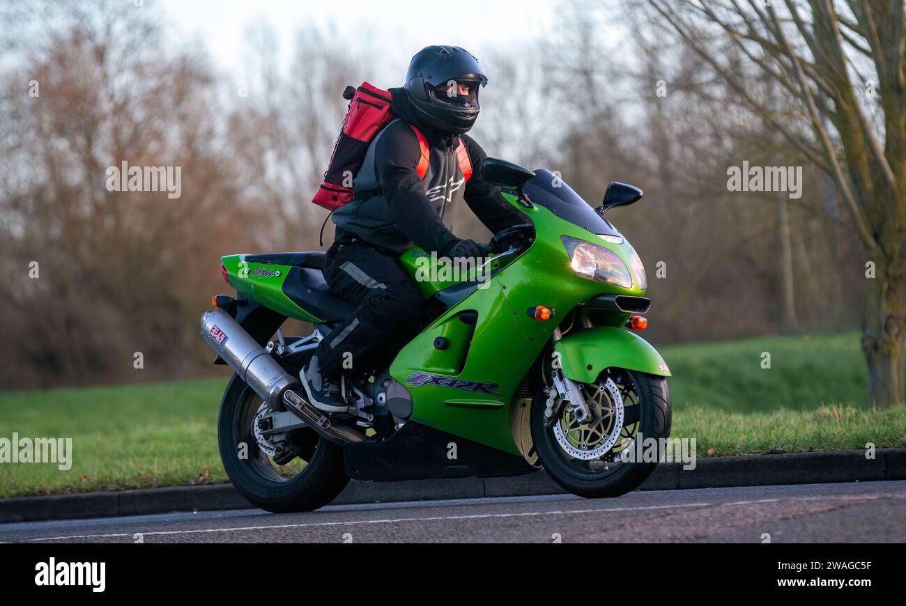 Stony Stratford, Großbritannien, 1. Januar 2024. 2000 das Motorrad Kawasaki ZX-12R kommt in Stony Stratford zum jährlichen Neujahrstag Oldtimer und Klassiker an Stockfoto