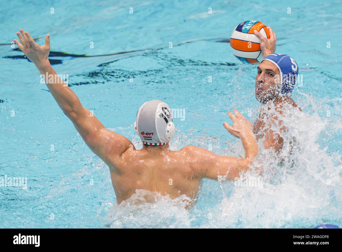 Zagreb, Kroatien. Januar 2024. ZAGREB, KROATIEN - 4. JANUAR: Ioannis Fountoulis aus Griechenland und Vendel Csaba Vigvari aus Ungarn im Rahmen des Gruppenspiels der Männer im Mladost Sports Park Pool am 4. Januar 2024 in Zagreb, Kroatien. Foto: Luka Stanzl/PIXSELL Credit: Pixsell/Alamy Live News Stockfoto