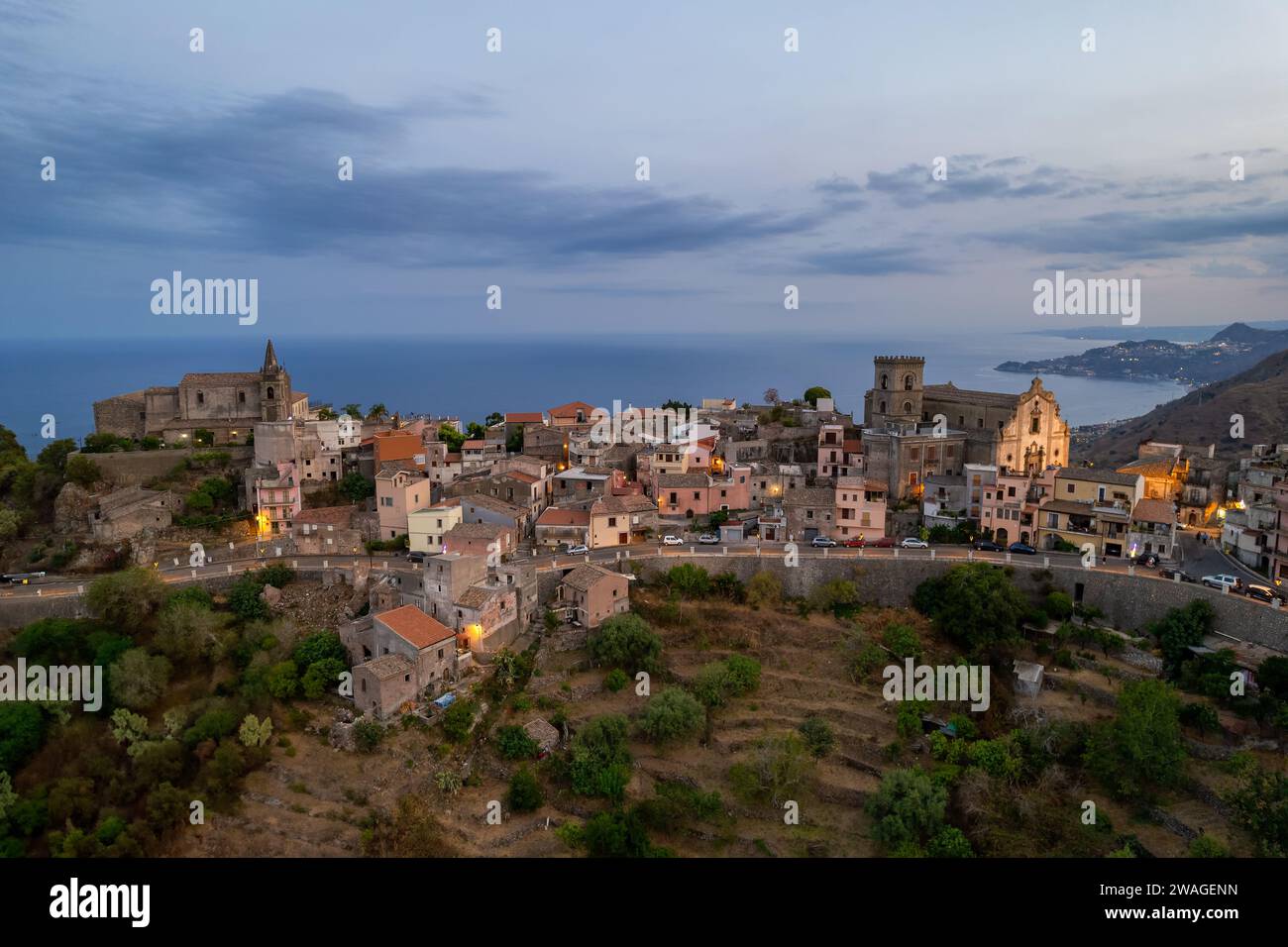 Aus der Vogelperspektive auf die malerische Stadt Forza d'Agro und die wunderschöne sizilianische Küste, Sizilien, Italien Stockfoto