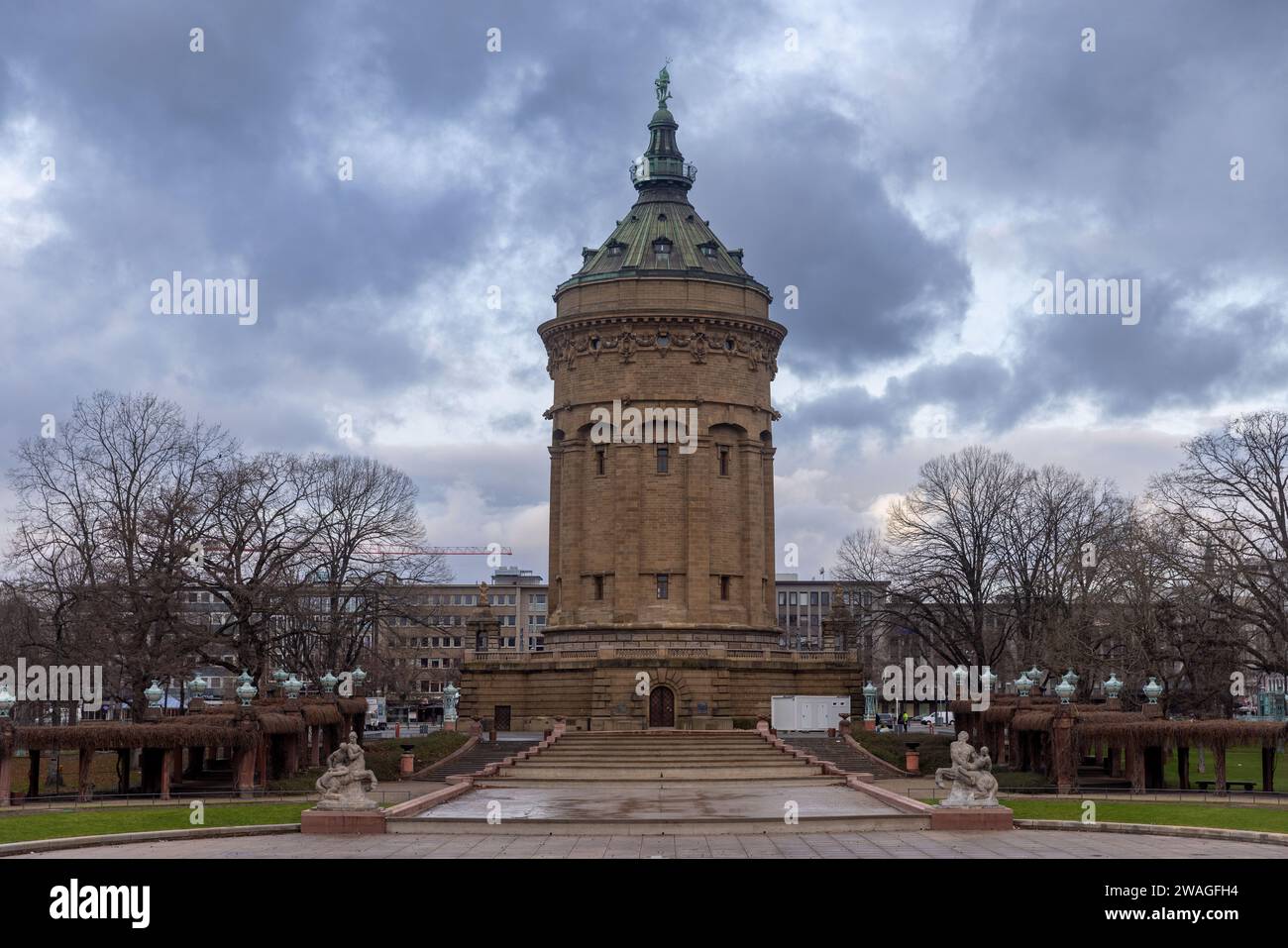 Mannheimer Wasserturm an einem bewölkten Wintertag Stockfoto